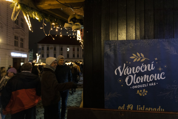 FOTOGALERIE: Vánoční trhy v Olomouci začaly, rušno bylo na náměstích i u kluziště