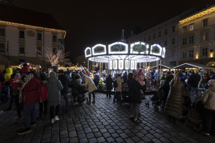 FOTOGALERIE: Vánoční trhy v Olomouci začaly, rušno bylo na náměstích i u kluziště