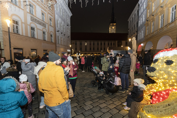 FOTOGALERIE: Vánoční trhy v Olomouci začaly, rušno bylo na náměstích i u kluziště