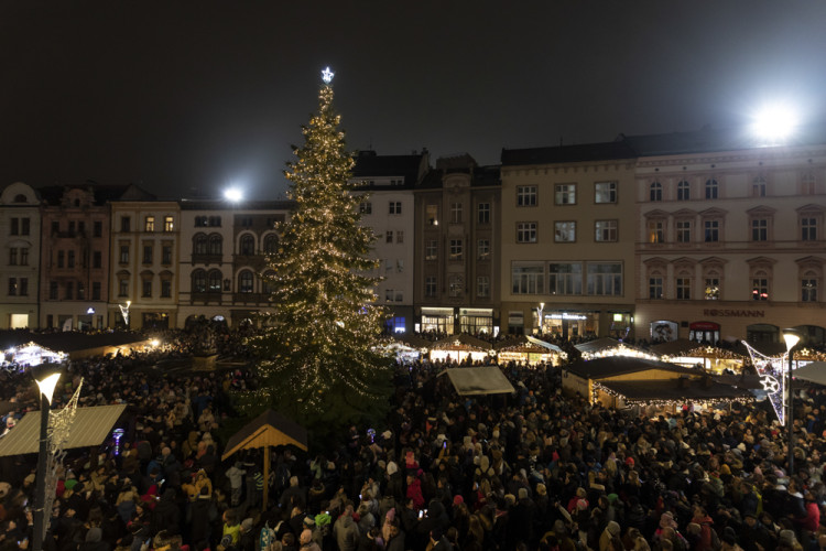 FOTOGALERIE: Vánoční trhy v Olomouci začaly, rušno bylo na náměstích i u kluziště