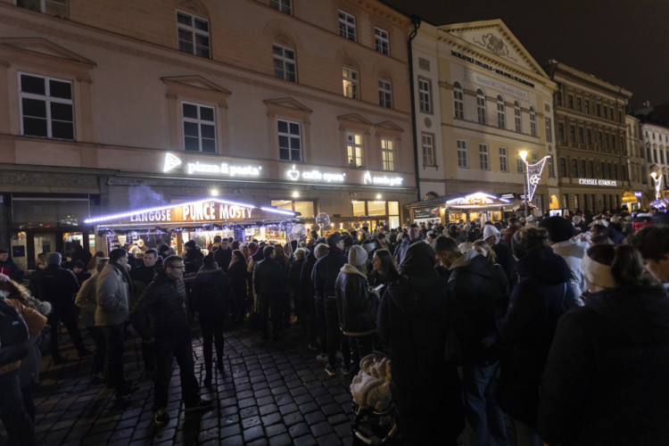 FOTOGALERIE: Vánoční trhy v Olomouci začaly, rušno bylo na náměstích i u kluziště
