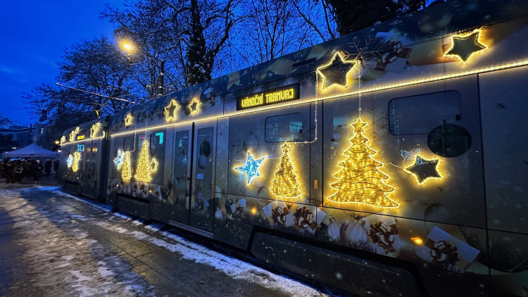 FOTOGALERIE: Vánoční tramvaj poprvé vyjíždí