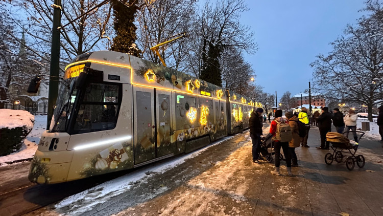 FOTOGALERIE: Vánoční tramvaj poprvé vyjíždí