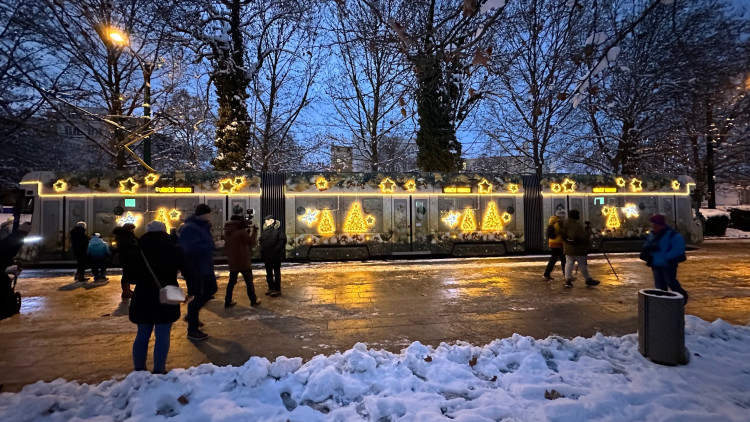 FOTOGALERIE: Vánoční tramvaj poprvé vyjíždí