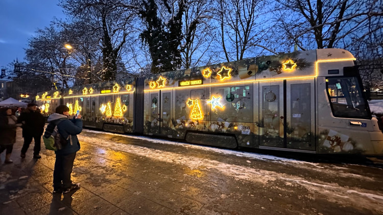 FOTOGALERIE: Vánoční tramvaj poprvé vyjíždí