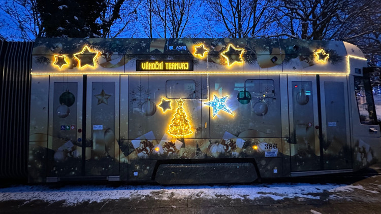 FOTOGALERIE: Vánoční tramvaj poprvé vyjíždí