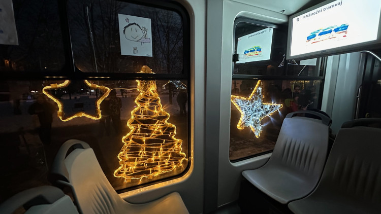 FOTOGALERIE: Vánoční tramvaj poprvé vyjíždí