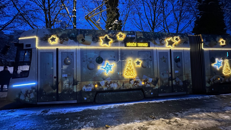 FOTOGALERIE: Vánoční tramvaj poprvé vyjíždí