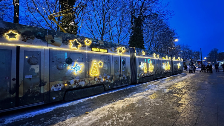FOTOGALERIE: Vánoční tramvaj poprvé vyjíždí