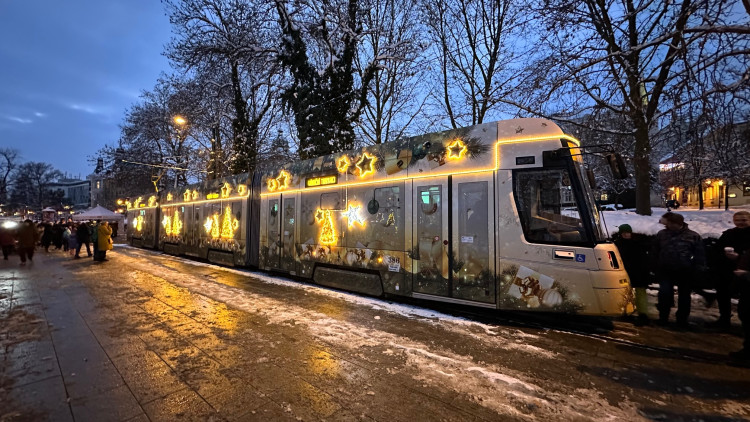 FOTOGALERIE: Vánoční tramvaj poprvé vyjíždí