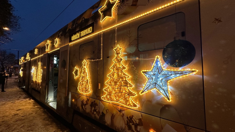 FOTOGALERIE: Vánoční tramvaj poprvé vyjíždí