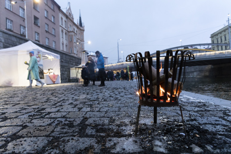 FOTOGALERIE: Vánoční trhy na olomoucké náplavce mají za sebou první ročník