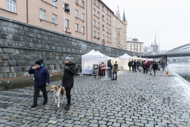 FOTOGALERIE: Vánoční trhy na olomoucké náplavce mají za sebou první ročník