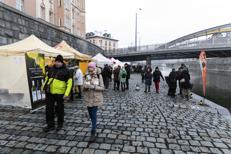 FOTOGALERIE: Vánoční trhy na olomoucké náplavce mají za sebou první ročník