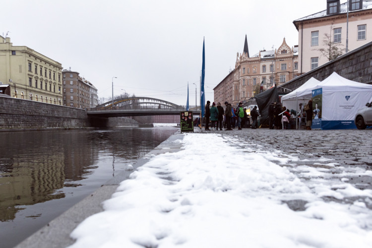 FOTOGALERIE: Vánoční trhy na olomoucké náplavce mají za sebou první ročník