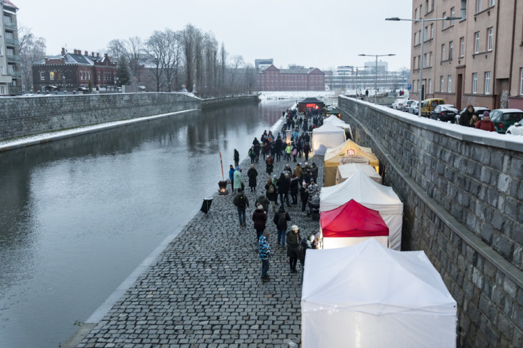 FOTOGALERIE: Vánoční trhy na olomoucké náplavce mají za sebou první ročník