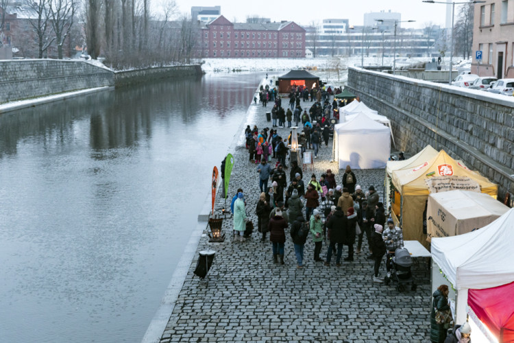FOTOGALERIE: Vánoční trhy na olomoucké náplavce mají za sebou první ročník