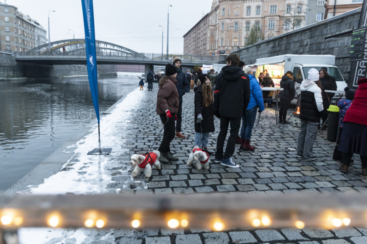 FOTOGALERIE: Vánoční trhy na olomoucké náplavce mají za sebou první ročník