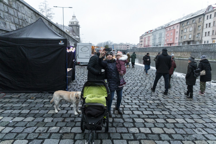 FOTOGALERIE: Vánoční trhy na olomoucké náplavce mají za sebou první ročník