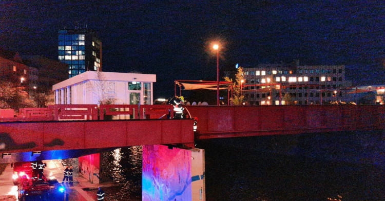 FOTOGALERIE: Požár lávky nad Radbuzou