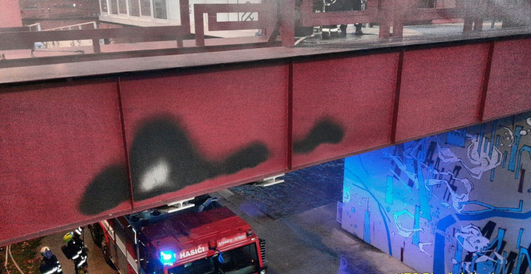 FOTOGALERIE: Požár lávky nad Radbuzou