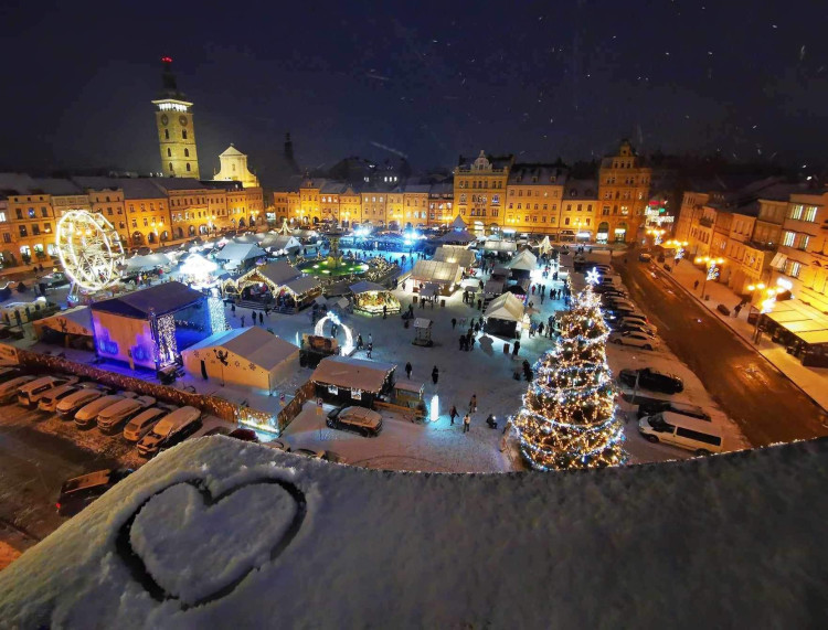 Vánoční strom na náměstí v Českých Budějovicích. Fotografii poskytla mluvčí města Jitka Brůha Welzlová.