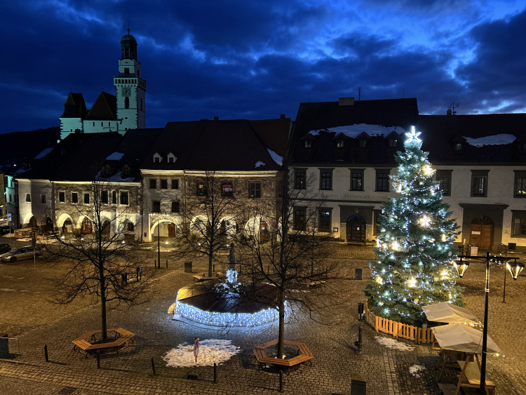 Vánoční strom, který stojí v centru Prachatic. Foto: Jana Hulešová