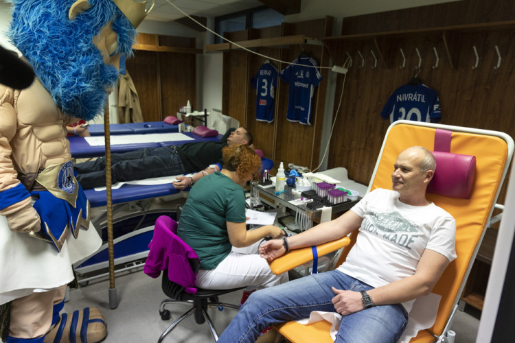 FOTOGALERIE: Darování krve ve fotbalovém prostředí. Na olomouckém stadionu proběhl mobilní odběr