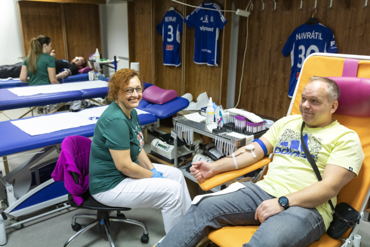 FOTOGALERIE: Darování krve ve fotbalovém prostředí. Na olomouckém stadionu proběhl mobilní odběr
