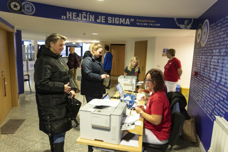FOTOGALERIE: Darování krve ve fotbalovém prostředí. Na olomouckém stadionu proběhl mobilní odběr