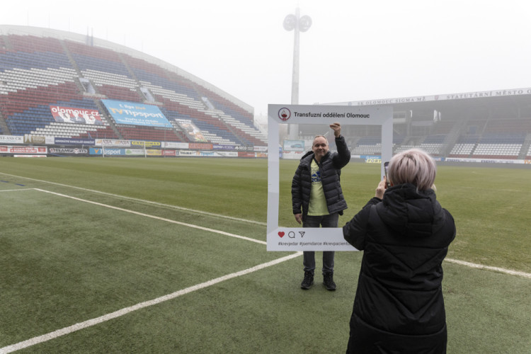 FOTOGALERIE: Darování krve ve fotbalovém prostředí. Na olomouckém stadionu proběhl mobilní odběr