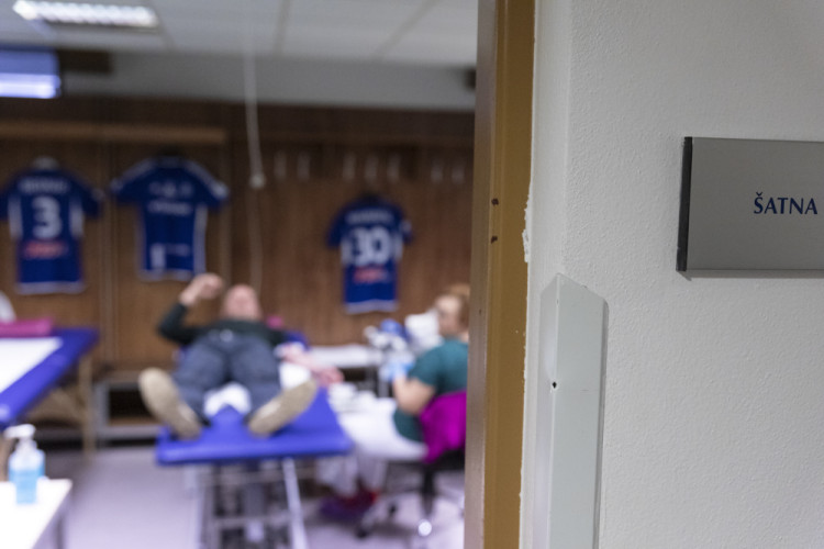 FOTOGALERIE: Darování krve ve fotbalovém prostředí. Na olomouckém stadionu proběhl mobilní odběr