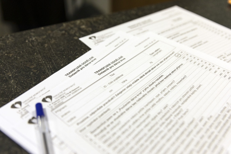 FOTOGALERIE: Darování krve ve fotbalovém prostředí. Na olomouckém stadionu proběhl mobilní odběr