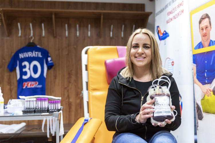 FOTOGALERIE: Darování krve ve fotbalovém prostředí. Na olomouckém stadionu proběhl mobilní odběr