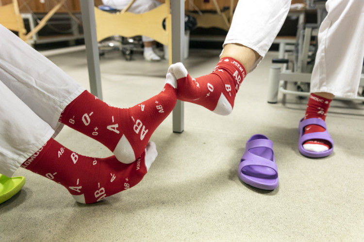 FOTOGALERIE: Darování krve ve fotbalovém prostředí. Na olomouckém stadionu proběhl mobilní odběr