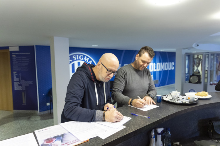 FOTOGALERIE: Darování krve ve fotbalovém prostředí. Na olomouckém stadionu proběhl mobilní odběr