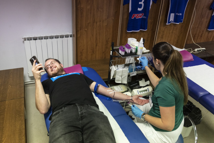 FOTOGALERIE: Darování krve ve fotbalovém prostředí. Na olomouckém stadionu proběhl mobilní odběr