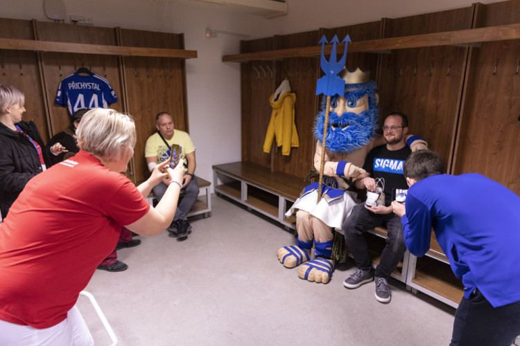 FOTOGALERIE: Darování krve ve fotbalovém prostředí. Na olomouckém stadionu proběhl mobilní odběr