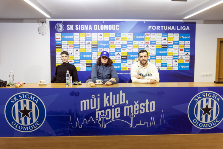 FOTOGALERIE: Darování krve ve fotbalovém prostředí. Na olomouckém stadionu proběhl mobilní odběr