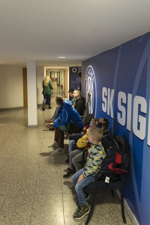 FOTOGALERIE: Darování krve ve fotbalovém prostředí. Na olomouckém stadionu proběhl mobilní odběr