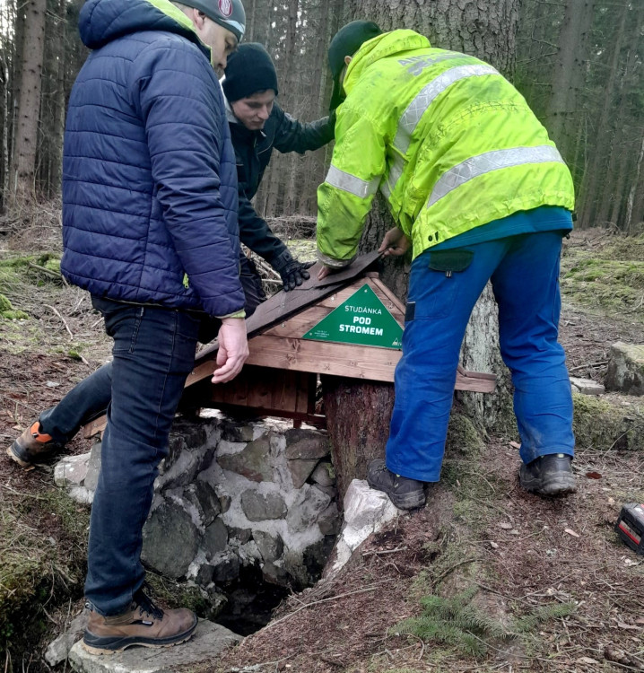 Studánky v Brdech dostaly romantické stříšky