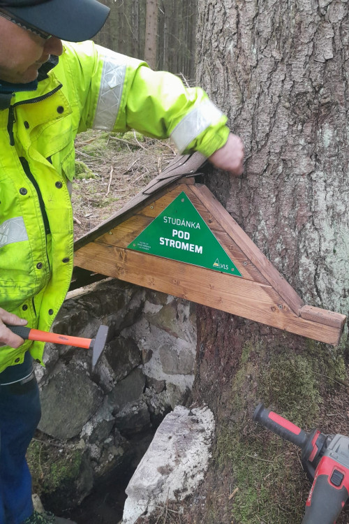 Studánky v Brdech dostaly romantické stříšky