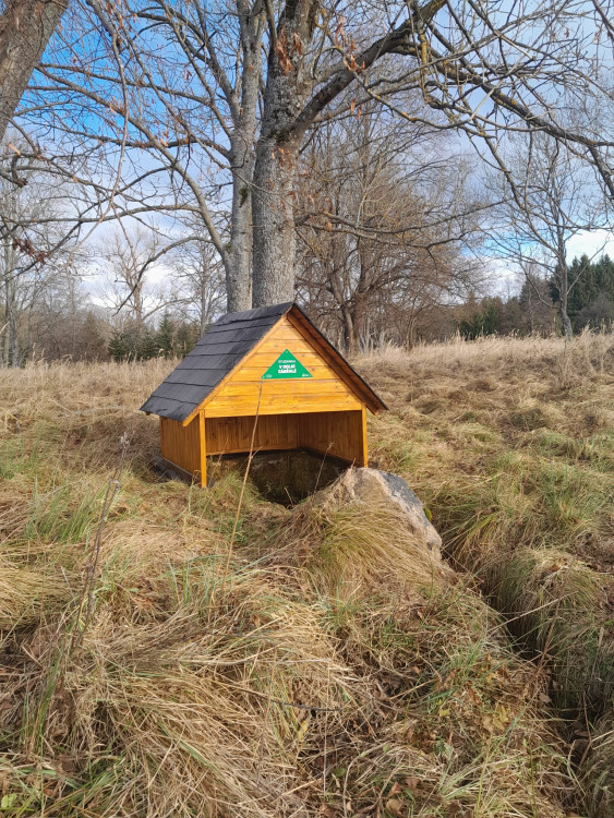 Studánky v Brdech dostaly romantické stříšky