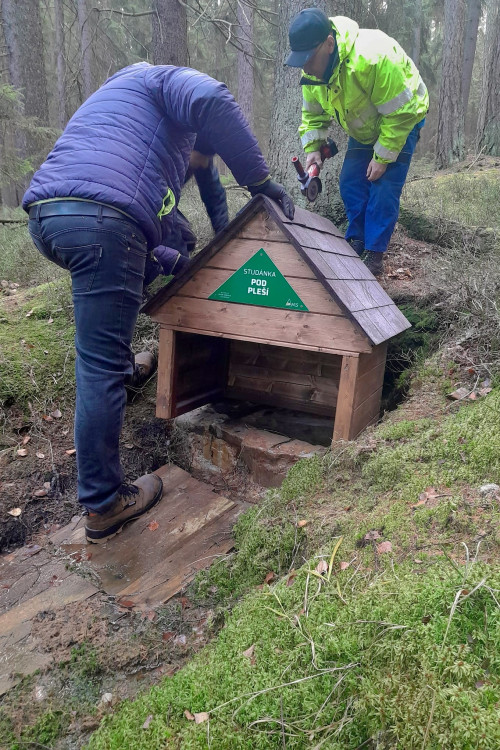Studánky v Brdech dostaly romantické stříšky