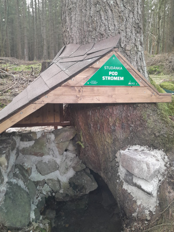 Studánky v Brdech dostaly romantické stříšky