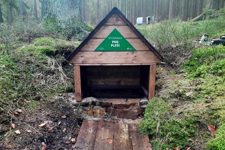 Studánky v Brdech dostaly romantické stříšky