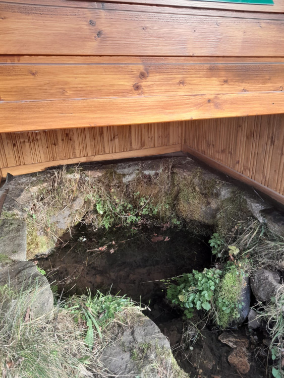 Studánky v Brdech dostaly romantické stříšky