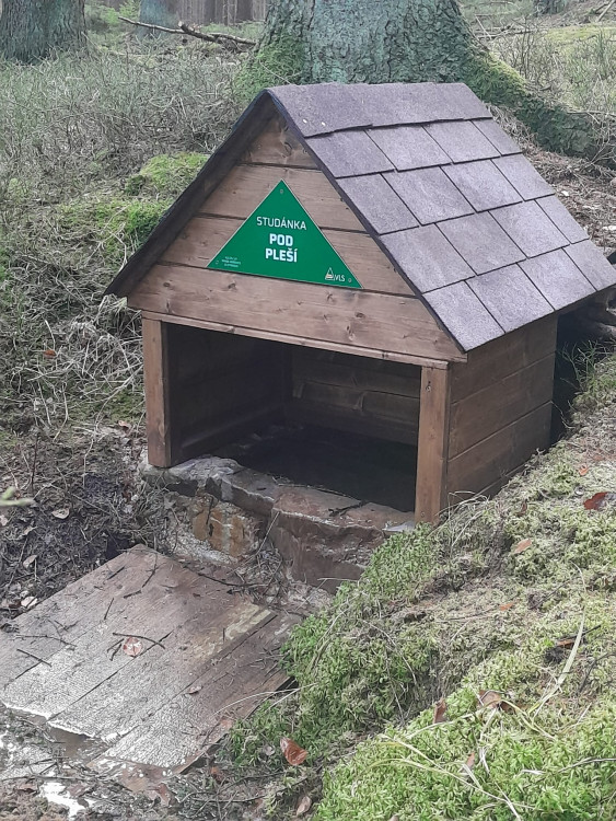 Studánky v Brdech dostaly romantické stříšky