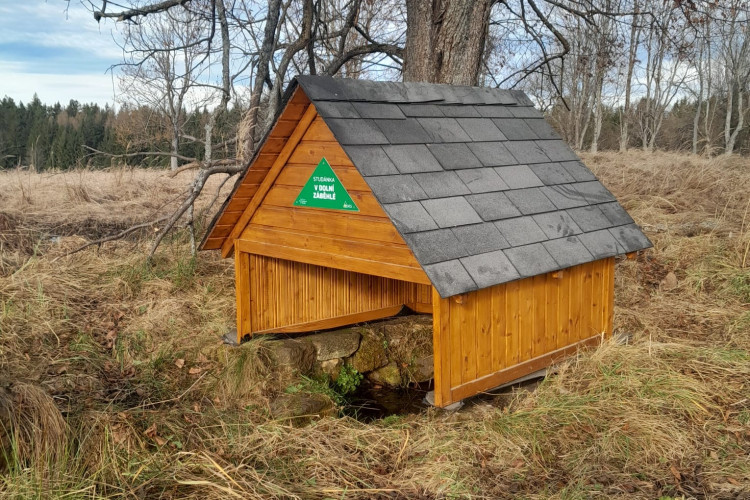 Studánky v Brdech dostaly romantické stříšky