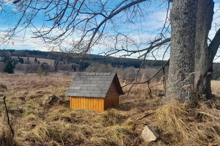 Studánky v Brdech dostaly romantické stříšky